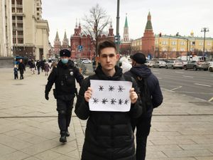 Supporting image for story: Kremlin crackdown silences war protesters