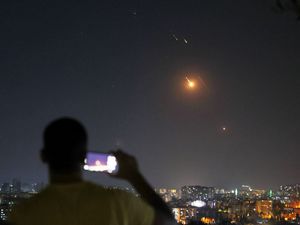 Supporting image for story: Starmer to chair Cobra meeting amid confusion over advice to Britons in Israel