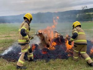 Supporting image for story: Watch as Bridgnorth fire crew fights field hay bale blaze