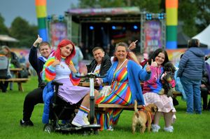 Liam Lawler, Summer Ellis, Sarah Ellis, Nikki Ellis, Leah Lawler with pets Roy and Dottie