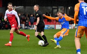 Taylor Perry fires at goal. Picture: Tim Thursfield