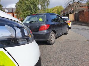 Supporting image for story: Two arrested after Brierley Hill police pull over car and find drugs and phones inside