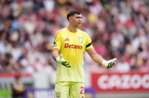 Supporting image for story: Comment: Late Emi Martinez drama summed up Aston Villa's summer of uncertainty