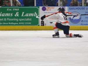 Supporting image for story: Solway Sharks 5-6 Telford Tigers: Christmas double delight for Tigers in Scotland