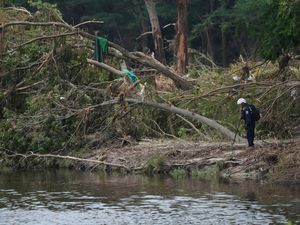 Supporting image for story: Emergency crews suspend search for Texas flooding victims amid new rain warnings