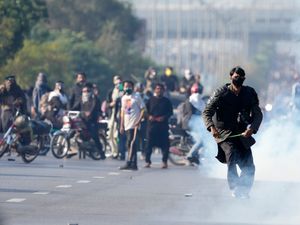 Supporting image for story: At least six killed in violence as Khan supporters breach Islamabad lockdown