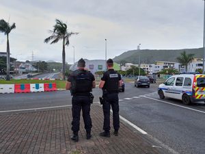 Supporting image for story: French president convenes ministers to discuss violence in New Caledonia