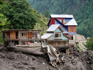Supporting image for story: Flash floods triggered by torrential rains kill 120 in India and Pakistan