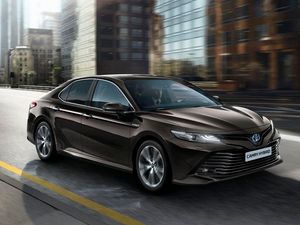 Supporting image for story: Toyota Camry will return to the UK as the Avensis departs