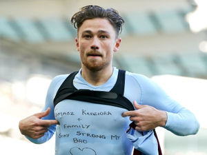 Supporting image for story: Matty Cash: Steven Gerrard hungry to halt Liverpool title challenge 