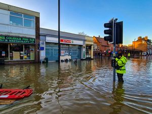 Supporting image for story: Riverbank to be fenced off as experts work on Shrewsbury flood barriers next week