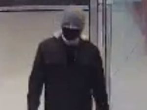 Supporting image for story: Appeal to find man following attempted knifepoint robbery on woman in 20s