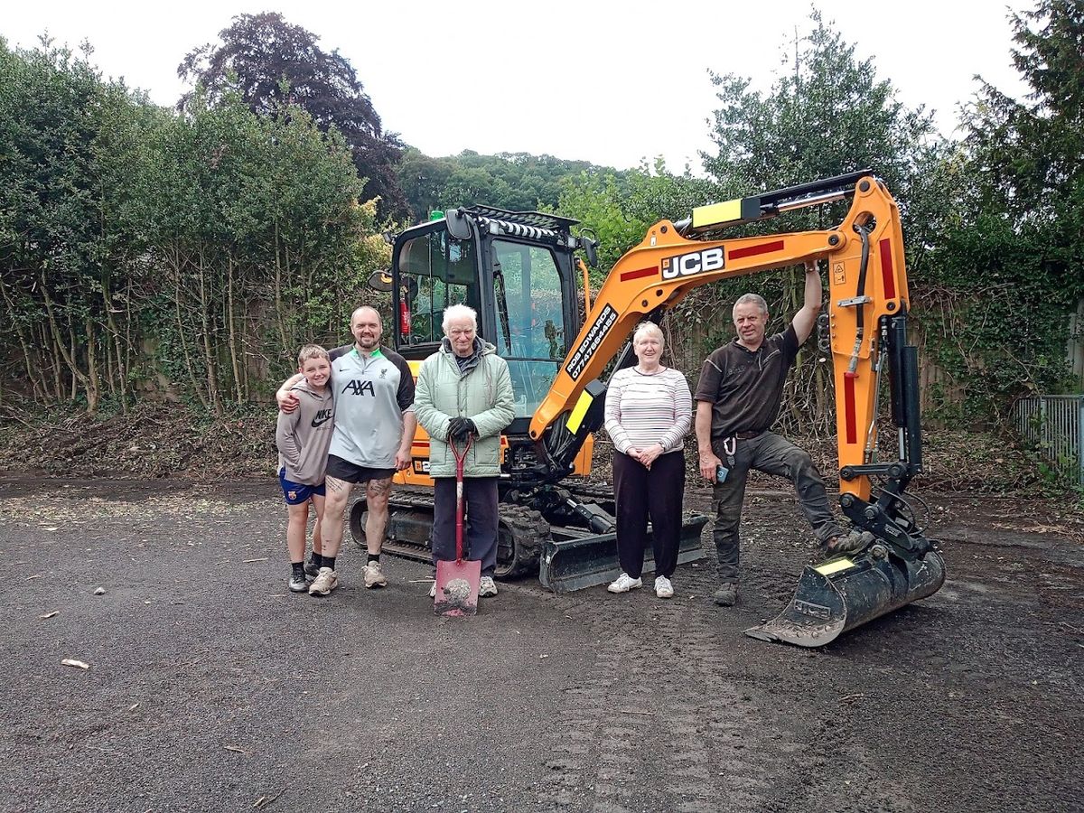 Plans to improve the old tennis courts in Knighton are to carry on – after the town council received advice on a restrictive covenant Plans to improve the old tennis courts in Knighton are to carry on – after the town council received advice on a restrictive covenant