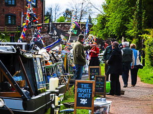 Supporting image for story: Video: Shropshire shoppers bob along to floating market