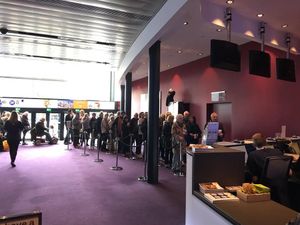 Supporting image for story: Hundreds queue for Matilda tickets in Birmingham