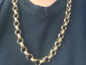 Supporting image for story: £1,000 chain ripped from victims neck in daylight street robbery