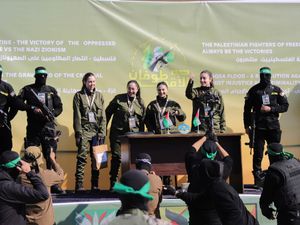 Supporting image for story: Four hostages freed but Israel blocks Palestinian return to northern Gaza