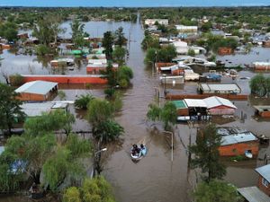 Supporting image for story: Thousands evacuate after heavy rainfall causes flooding in Argentina