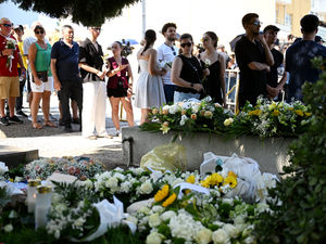 Supporting image for story: Morners gather for footballer Diogo Jota's public wake in Portugal