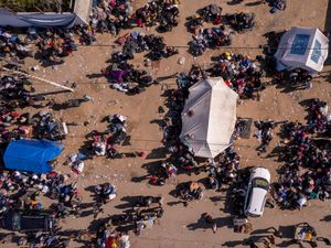 Supporting image for story: Deal reached to release hostage and allow Palestinians to return to north Gaza