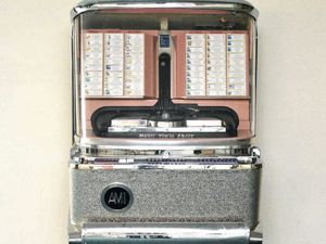 Supporting image for story: American jukebox hits right note as it sells for £3,600 at Shropshire auction