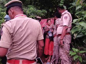 Supporting image for story: Indian police find Russian woman living in cave with her young children