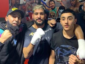 Supporting image for story: Amir Khan visits Walsall gym and encourages kids to 'put down the knives'