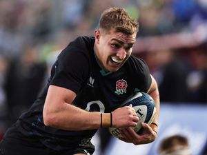 Supporting image for story: England edge out Argentina with late Jack van Poortvliet try