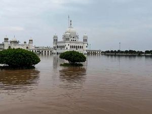Supporting image for story: Floods affect 1.2 million and displace nearly 250,000 in eastern Pakistan