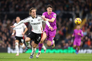  Joachim Andersen of Fulham is challenged by Joergen Strand Larsen of Wolverhampton Wanderers (Photo by Julian Finney/Getty Images)