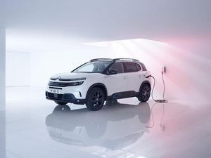Supporting image for story: Citroen launches flagship C5 Aircross plug-in hybrid