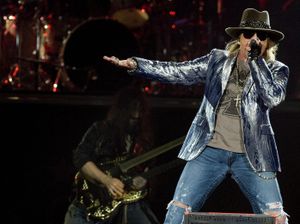 Supporting image for story: Axl Rose vows to stop throwing mic into the crowd following reported injury