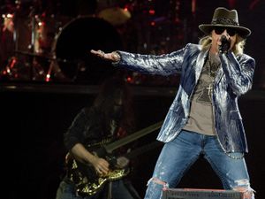Supporting image for story: Axl Rose vows to stop throwing mic into the crowd following reported injury