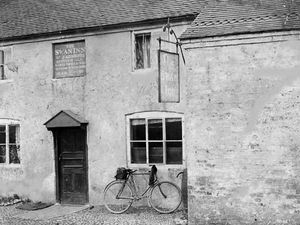 Supporting image for story: This week's pictures from the past