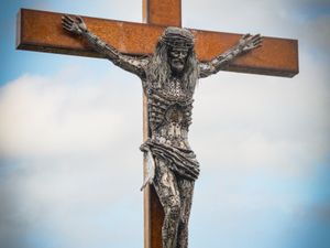 Supporting image for story: Jesus Christ depicted in latest British Ironwork Centre sculpture in Shropshire which has taken years to perfect - full details here