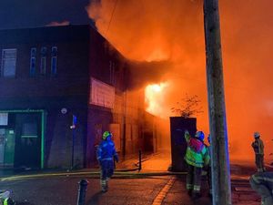 Supporting image for story: Willenhall fire: People evacuated as large blaze engulfs old laser game centre