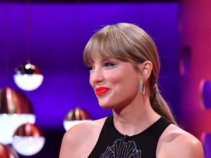 Supporting image for story: Taylor Swift knocked off top of album chart by Drake and 21 Savage