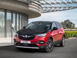 Supporting image for story: Grandland X SUV gets Vauxhall’s first-ever plug-in hybrid powertrain