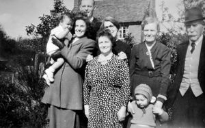 Noah Maiden is far right standing next to his niece, Miss Ella Beech. Front centre is her sister Mrs Ethel Fraser. Allan does not know who the others are or where the photo was taken.