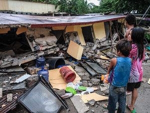 Supporting image for story: Dozens killed after powerful earthquake strikes Philippines
