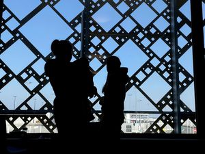 Supporting image for story: Thousands of Ukraine refugees expected to arrive in UK next week – minister