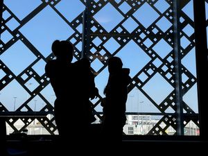 Supporting image for story: Thousands of Ukraine refugees expected to arrive in UK next week – minister