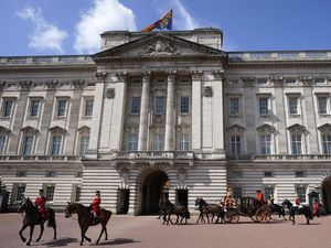 Supporting image for story: Buckingham Palace asbestos discovery could have been foreseen, report says