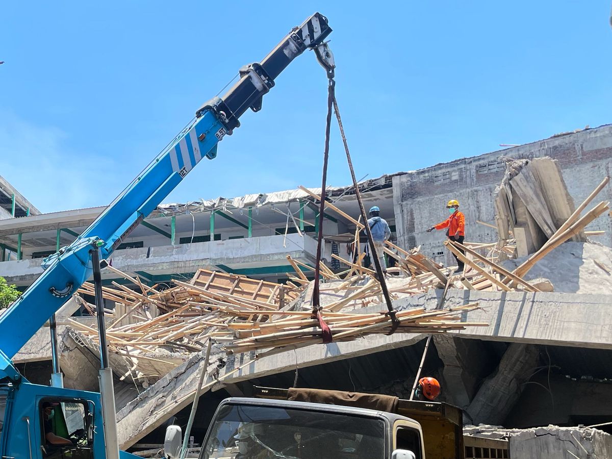 Rescuers use heavy machinery as hopes fade of finding school collapse survivors