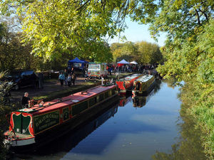 Supporting image for story: Thousands attend Stourbridge waterways rally
