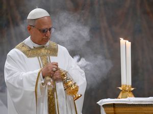 Pope Le XIV celebrating mass