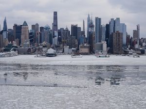 Supporting image for story: US braces for more freezing cold as winter storm leaves at least 28 dead