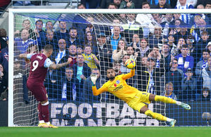 Aston Villa's Danny Ings (left) scores their side's first goal of the game from the penalty spot past Brighton and Hove Albion goalkeeper Robert Sanchez during the Premier League match at the American Express Community Stadium, Brighton. Picture date: Sunday November 13, 2022. PA Photo. See PA story SOCCER Brighton. Photo credit should read: John Walton/PA Wire...RESTRICTIONS: EDITORIAL USE ONLY No use with unauthorised audio, video, data, fixture lists, club/league logos or "live" services. Online in-match use limited to 120 images, no video emulation. No use in betting, games or single club/league/player publications..