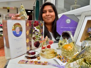 Supporting image for story: Artist preserves treasured flowers to create keepsakes