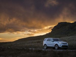 Supporting image for story: UK Drive: Small-capacity petrol engine gives Land Rover Discovery a new selling point